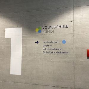 Gestaltung Leitsystem Logo Volksschule Sporthalle Kundl