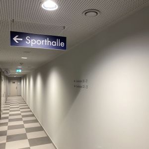 Gestaltung Leitsystem Logo Volksschule Sporthalle Kundl