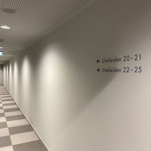 Gestaltung Leitsystem Logo Volksschule Sporthalle Kundl