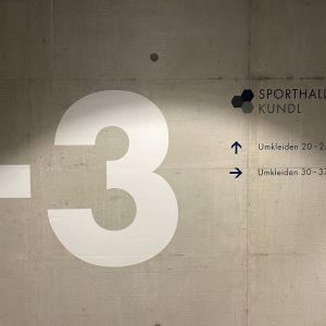 Gestaltung Leitsystem Logo Volksschule Sporthalle Kundl