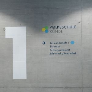 Gestaltung Leitsystem Logo Volksschule Sporthalle Kundl