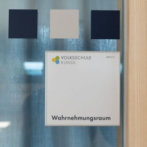 Gestaltung Leitsystem Logo Volksschule Sporthalle Kundl