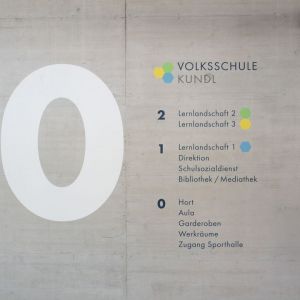 Gestaltung Leitsystem Logo Volksschule Sporthalle Kundl